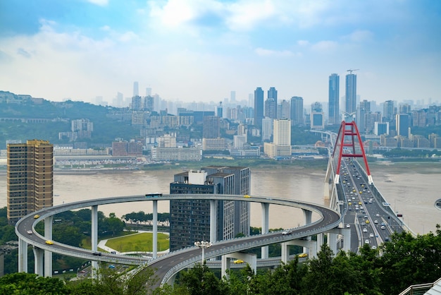 Die kreisförmige Überführung und die städtische Skyline befinden sich in Chongqing, China