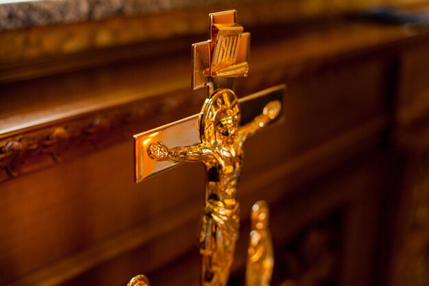 Die Kreuzigung Jesu in der Kirche. Goldener Kerzenhalter in der orthodoxen Kirche. Orthodoxes goldenes Kreuz.