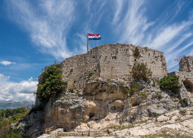 Die kroatische Flagge weht über den Ruinen der alten venezianischen Festung über der Küstenstadt Novigrad in Kroatien