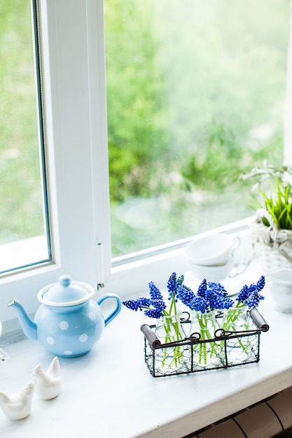 Die Küchenfensterbank am Morgen mit Muscariblüten