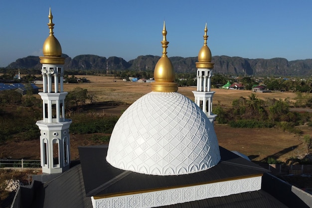 Die künstlerische Luxus-Moschee Hj Aroma Yulianti kombiniert charmante luxuriöse Designs
