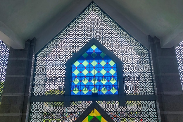 Die künstlerische weiße Decke der AlMarkaz-Moschee in Makassar