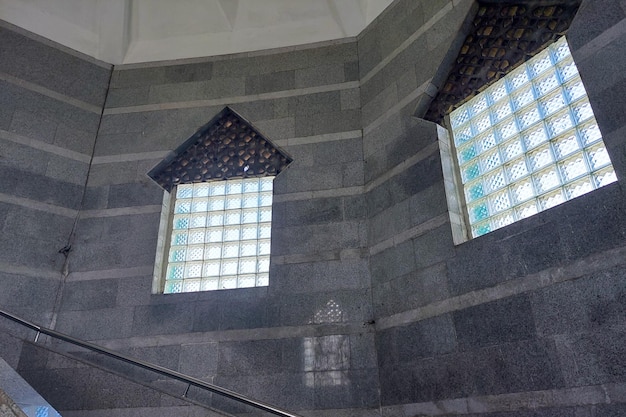 Die künstlerische weiße Decke der AlMarkaz-Moschee in Makassar