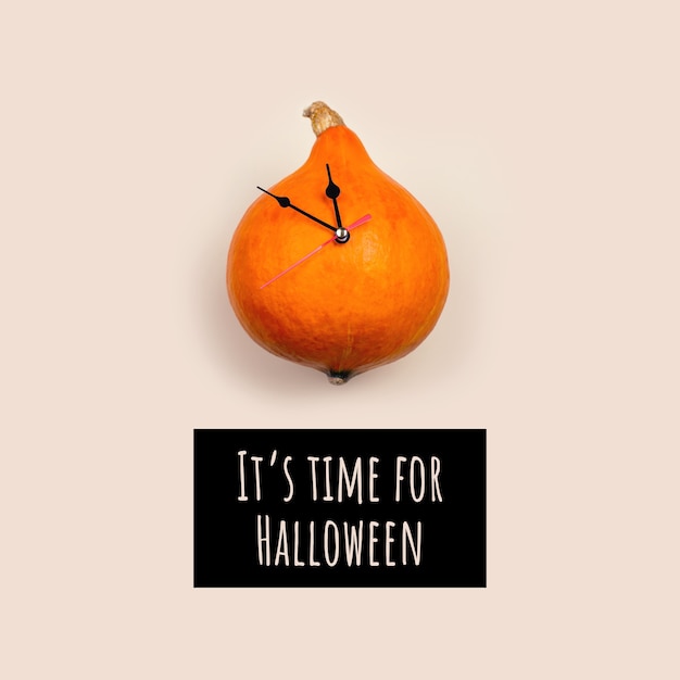 Die Kürbisuhr zeigt die Zeit vor Halloween