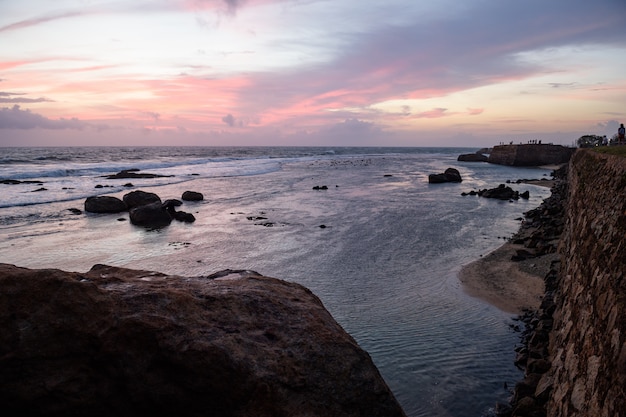 Foto die küste am fort in galle, sri lanka schöne wellen zwischen den felsen