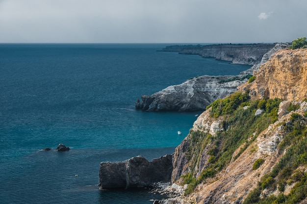 Die Küste am Kap Fiolent. Draufsicht auf Meer und Felsen. Krim