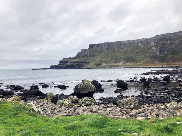 Die Küste des Giant's Causeway, County Antrim, Nordirland, in der Nähe von Bushmills, Großbritannien