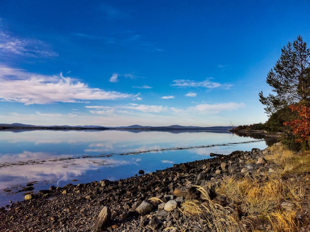 Foto die küste des weißen meeres an einem sonnigen tag mit steinen im wasser karelien