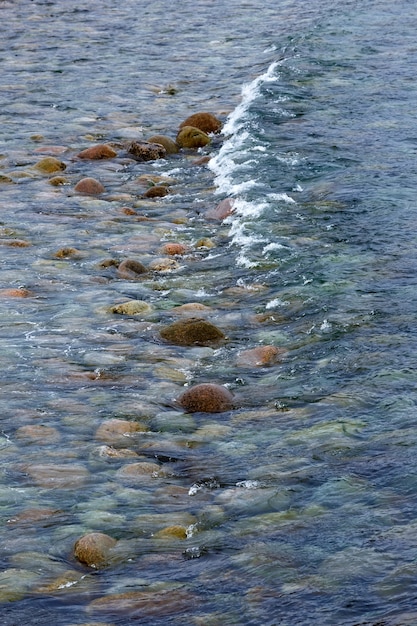 Die Küste mit Steinblöcken