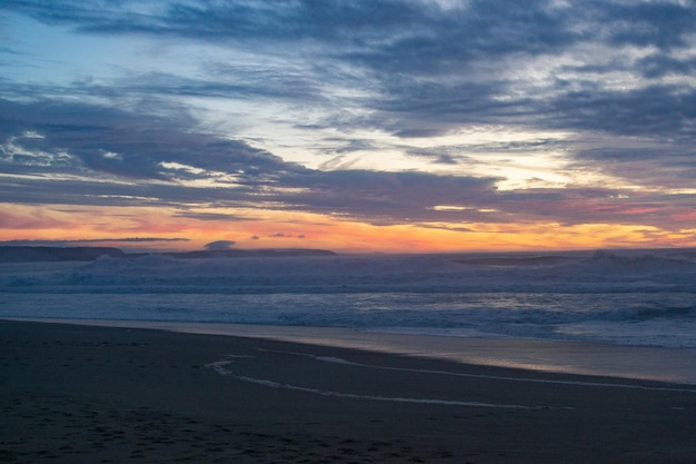 Die Küste Portugals ist der beste Ort zum Entspannen. Große Wellen im Atlantischen Ozean zum Surfen und Meditieren. Landschaftsfoto