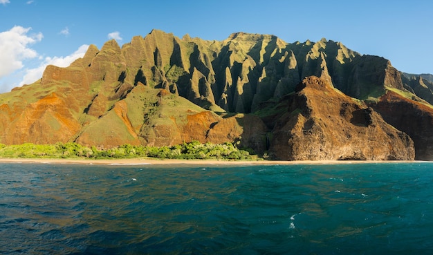 Die Küste von Na Pali, aufgenommen von einer Bootsfahrt bei Sonnenuntergang entlang der Küste von Kauai