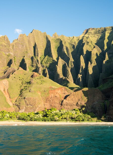 Die Küste von Na Pali, aufgenommen von einer Bootsfahrt bei Sonnenuntergang entlang der Küste von Kauai