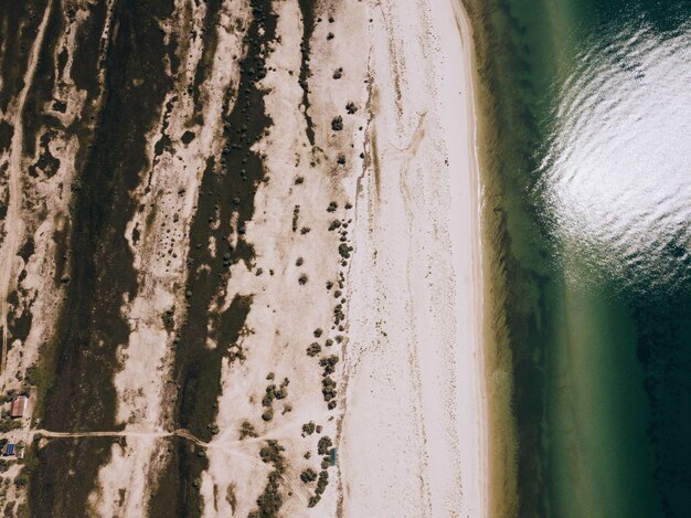 Die Küstenlinie der Insel in der Draufsicht des Meeres