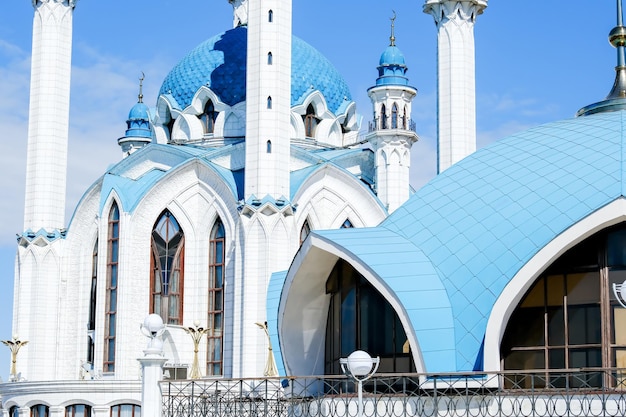 Die Kul-Scharif-Moschee im Kasaner Kreml bei Sonnenuntergang Blick vom Manezh-Gebäude