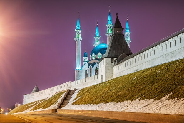 Die Kul-Sharif-Moschee in Kasan in einer Winternacht und der lila Himmel