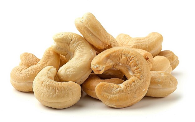 Die kulinarischen Wunder der Cashews auf weißem Hintergrund erkunden