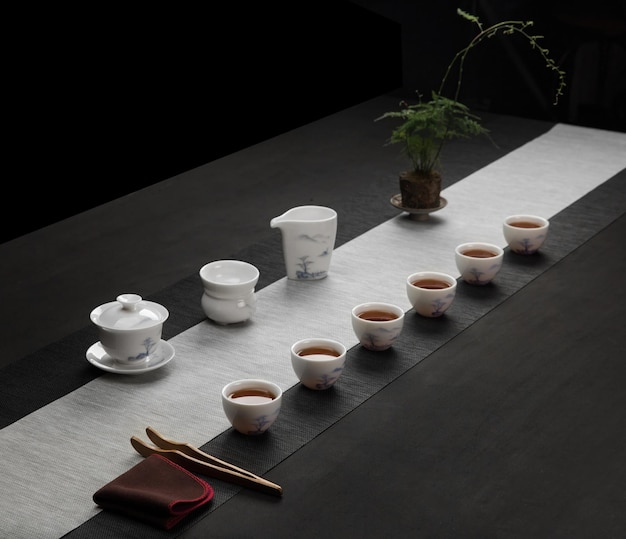 Die Kunst, einen Teetisch im asiatischen Stil zu präsentieren, um Gäste zu empfangen. Minimalistische Kunst der Teezubereitung