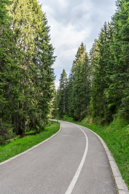 Die kurvenreiche Straße zum malerischen Bergsee.