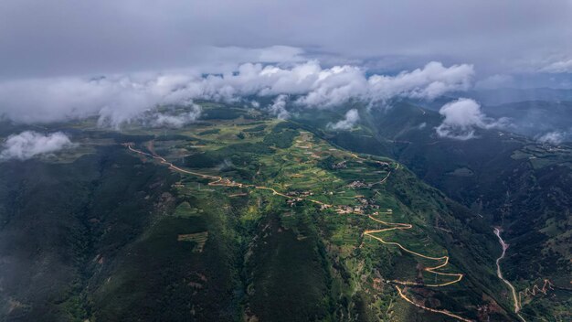 Foto die ländlichen menschen in den bergen von yunnan leben in wolken und nebel