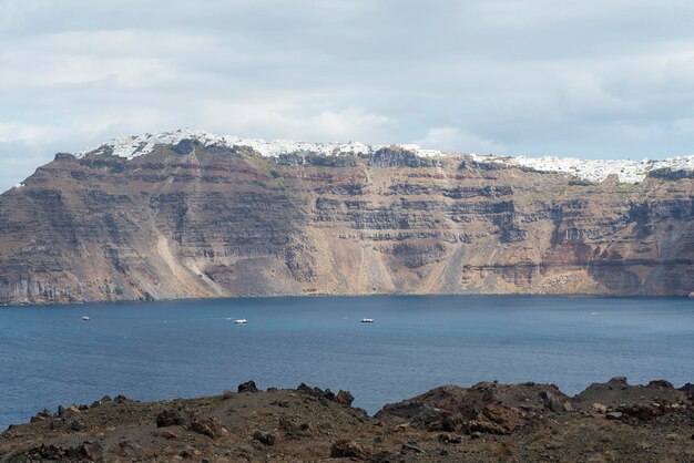 Die Landschaft auf das Meer und die Berge der Insel