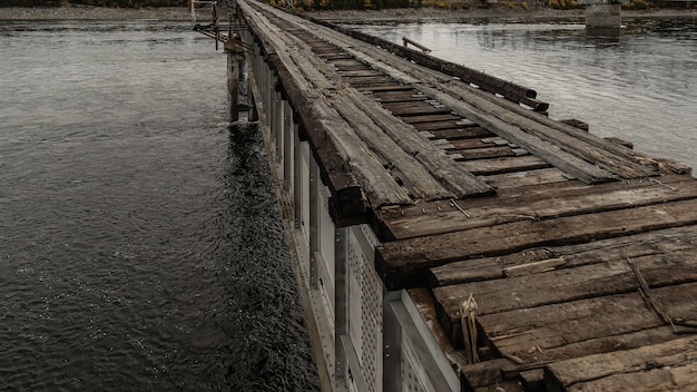 Die Landschaft der Eisenbahnbrücke