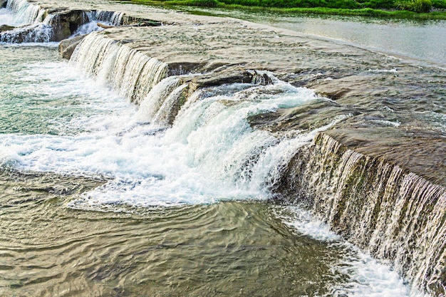 Die Landschaft des Flusses mit einer Rolle und einer Schwelle.