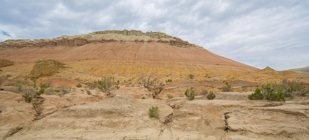 die Landschaft einer Steinwüste mit Hügeln