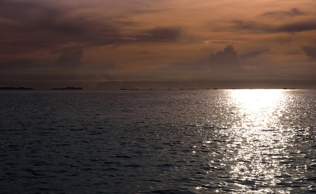 Die Landschaft von Sonnenaufgang oder Sonnenuntergang hat wunderschöne goldene Reflexe über dem Meer