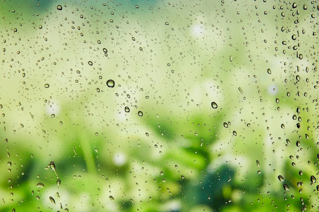 Die Landschaft vor dem Fenster an einem regnerischen Tag