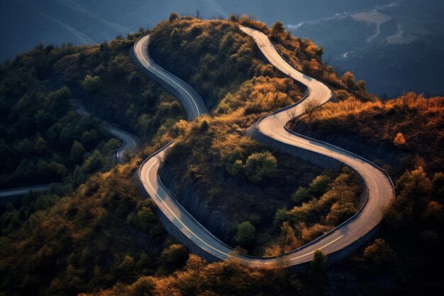 Die landschaftliche Schönheit der Zigzag-Landstraße Ein atemberaubendes Erlebnis aus der Luft