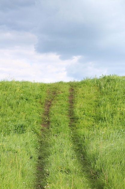 Die Landstraße steigt in den Himmel Selektiver Fokus