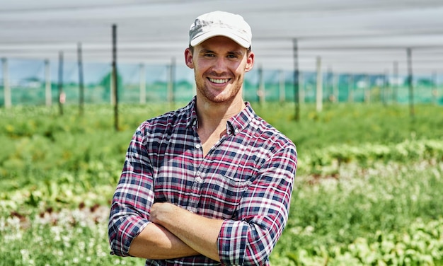 Die Landwirtschaft lag mir schon immer im Blut Porträt eines hübschen jungen Bauern, der im Freien auf seiner Farm posiert