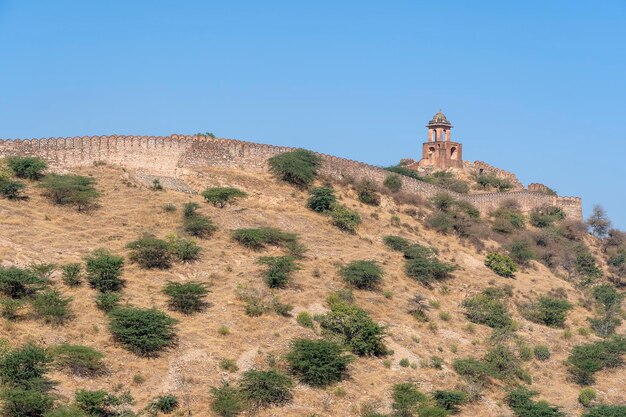 Die lange Mauer auf dem Berg Amber Fort in der historischen Stadt Amer Jaipur Rajasthan Indien