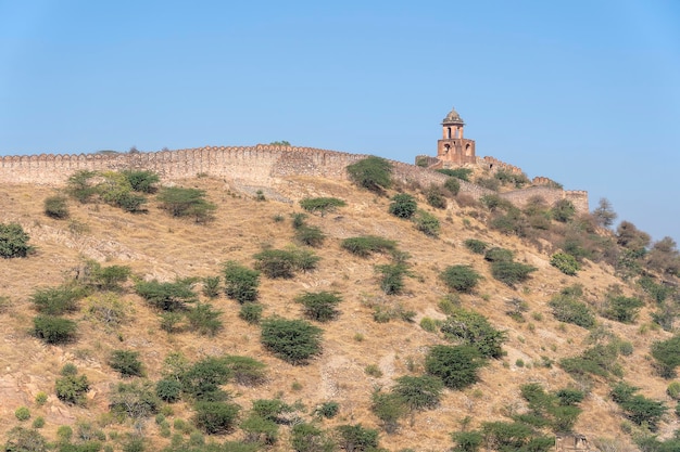 Die lange Mauer auf dem Berg Amber Fort in der historischen Stadt Amer Jaipur Rajasthan Indien