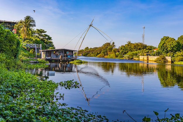 Die Lebensart neben dem Fluss in der Landschaft von Thailand