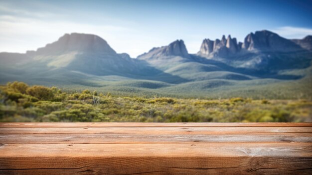 Die leere braune Tischplatte aus Holz mit unscharfem Hintergrund des Cradle Mountain in Tasmanien. Überschwängliches Bild