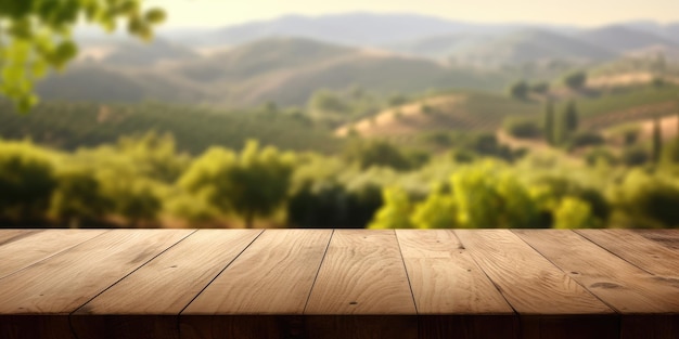 Die leere braune Tischplatte aus Holz mit verschwommenem Hintergrund der Hügellandschaft von Napa. Üppiges Bild