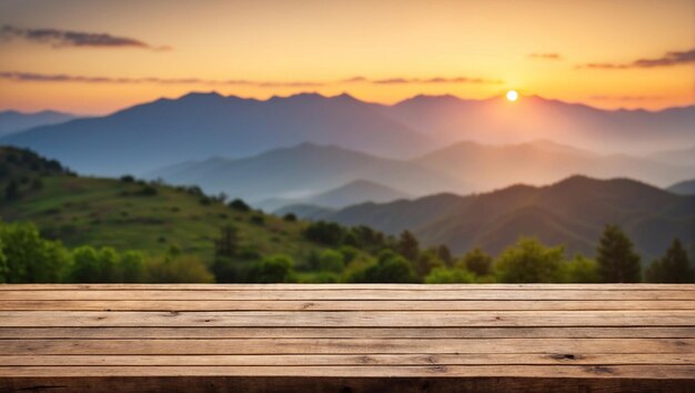 Die leere hölzerne Tischplatte mit verschwommenem Hintergrund des Berges beim Sonnenuntergang