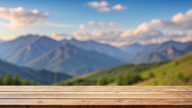 Die leere hölzerne Tischplatte mit verschwommenem Hintergrund des Berges