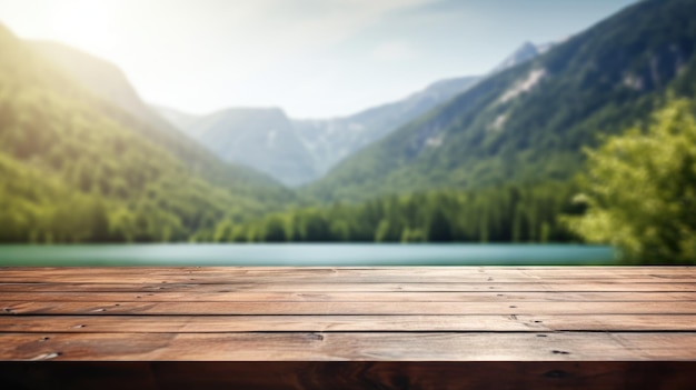 Die leere hölzerne Tischplatte mit verschwommenem Hintergrund des Sommersees Berg Exuberantes Bild