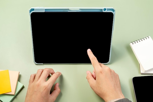 Foto die leute benutzen ein tablet mit einem leeren bildschirm
