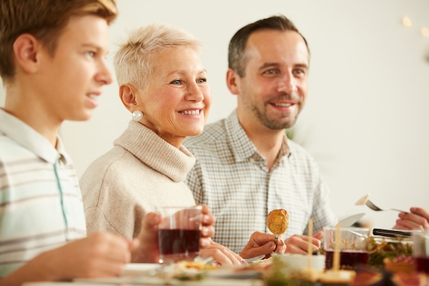 Die Leute essen zusammen zu Abend