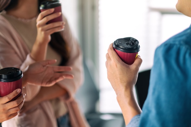 Die Leute genossen es, im Büro zusammen zu reden und Kaffee zu trinken