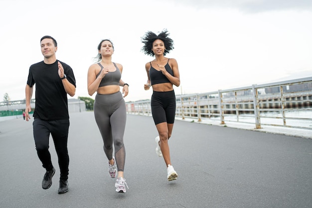 Die Leute machen zusammen Fitnesstraining Läufer tragen bequeme Sportkleidung