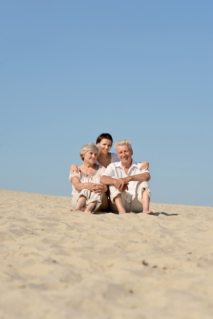 Die Leute ruhen sich an einem Sommertag im Sand aus