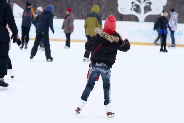 Die Leute skaten auf der Eisbahn