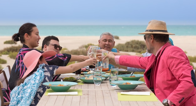 Die Leute speisen im Restaurant am Esstisch im Freien