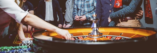 Die Leute spielen Poker Roulette am Tisch im Casino Vintage-Fotoverarbeitung