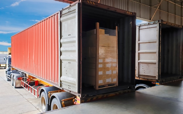 Die LKW-Anhänger Container Andocken Ladung Versand Warenpaletten im Lager, Güterverkehrslogistik und Transport
