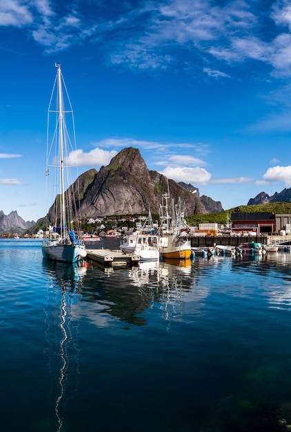 Die Lofoten sind ein Archipel in der Provinz Nordland, Norwegen. Ist bekannt für eine unverwechselbare Landschaft mit dramatischen Bergen und Gipfeln, offenem Meer und geschützten Buchten, Stränden und unberührten Ländern.